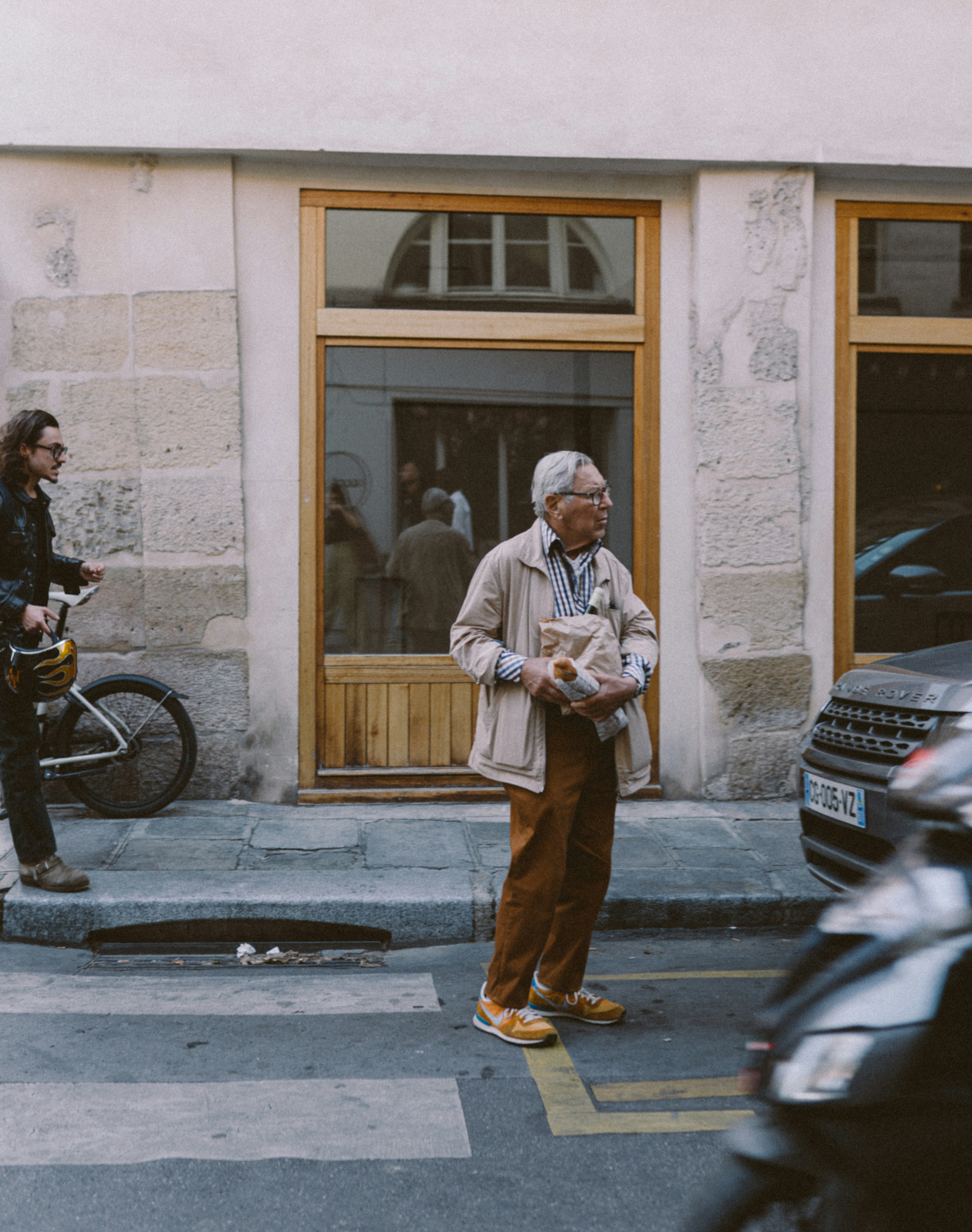 Un hombre parado en la acera foto – Imagen de Gente gratuita en Unsplash