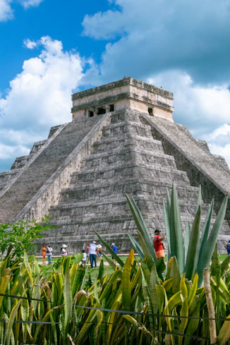 piramide de kukulcan en  tour chichen tiza