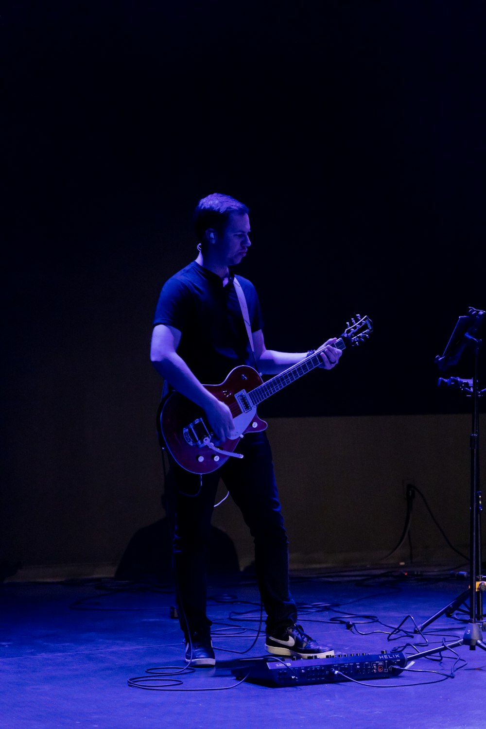 una persona tocando una guitarra en un escenario