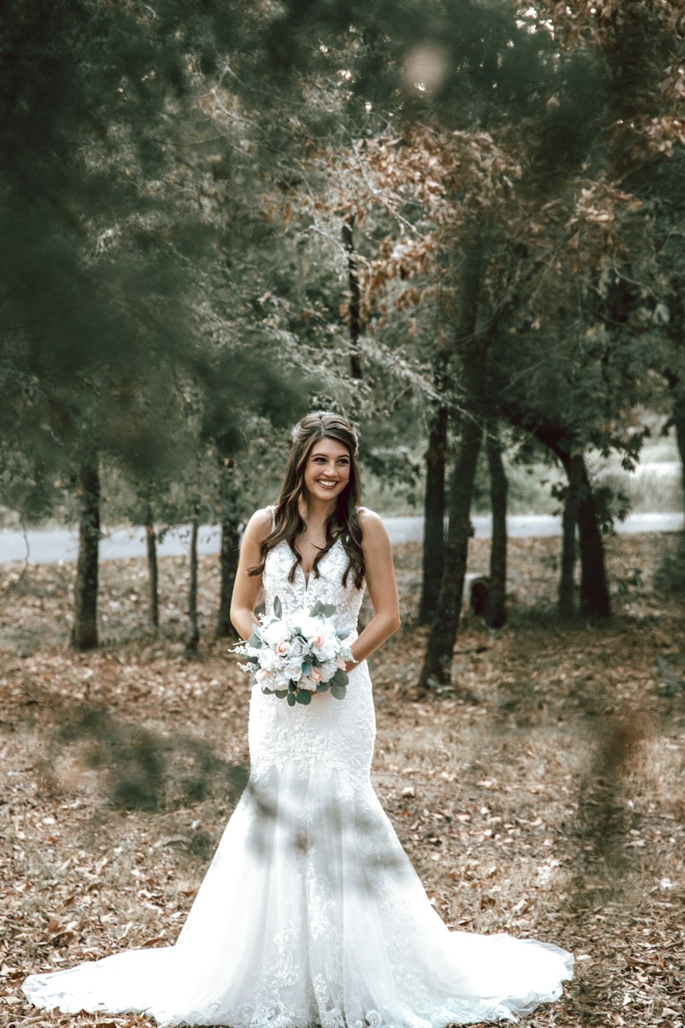 Una mujer con un vestido de novia