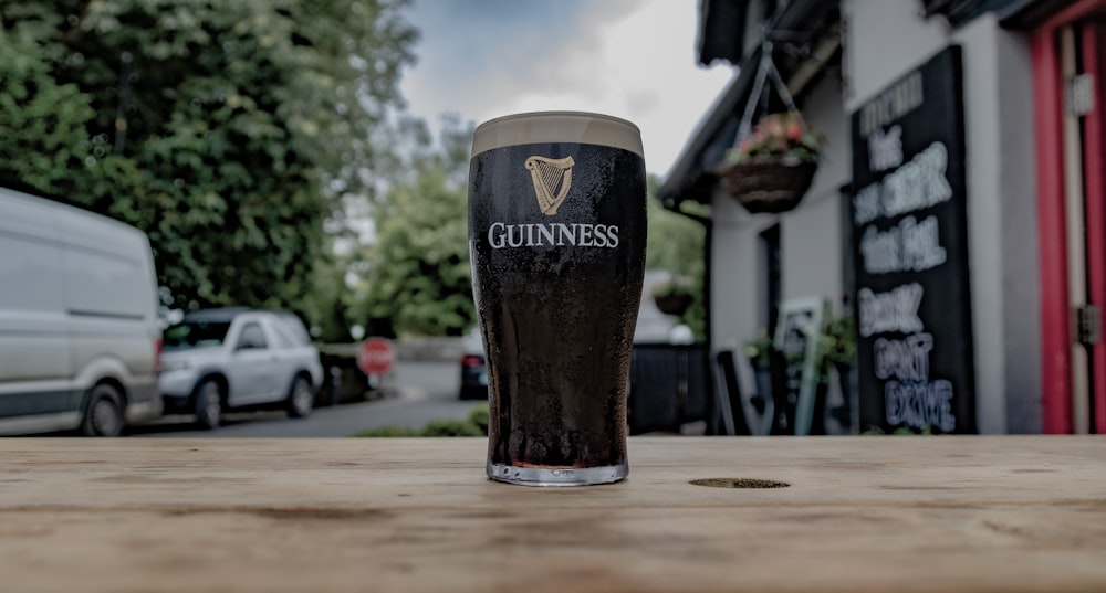 un verre de bière sur une table