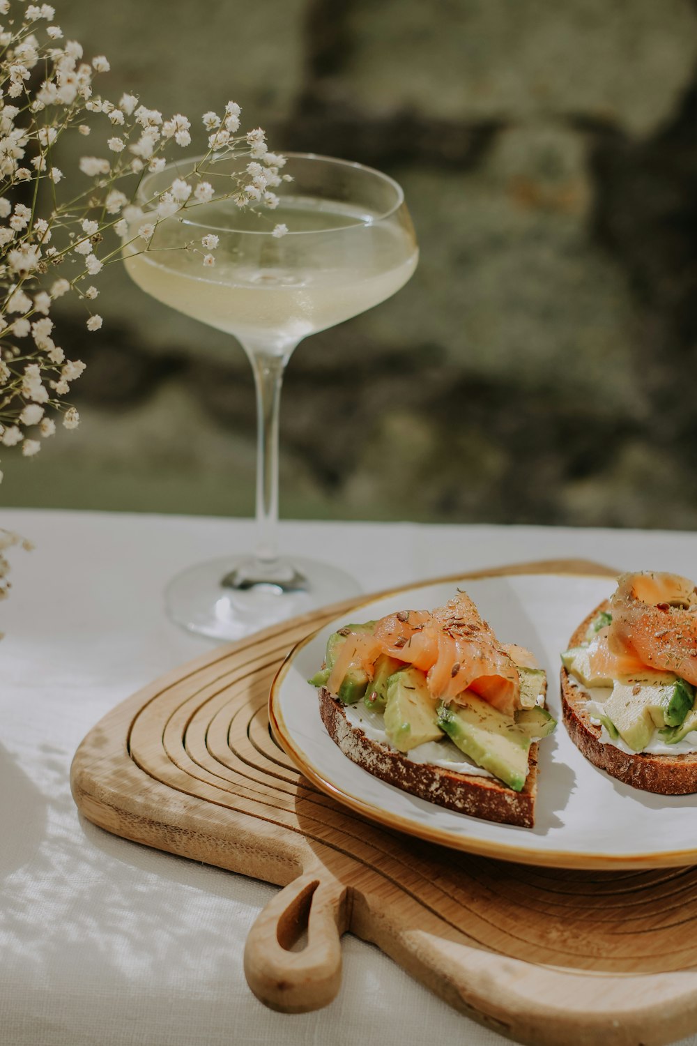 ein Teller mit Essen und ein Glas Wein