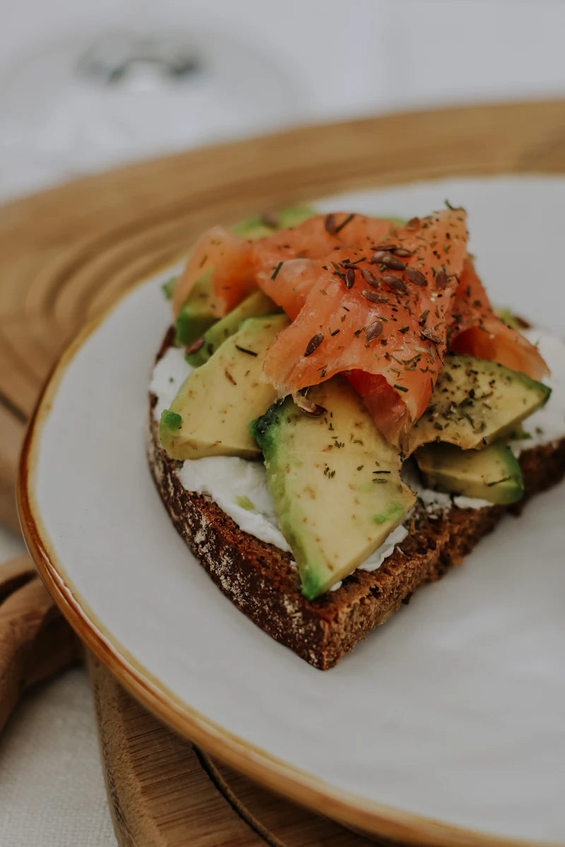 Tosta de Centeno con Salmón Ahumado y Aguacate