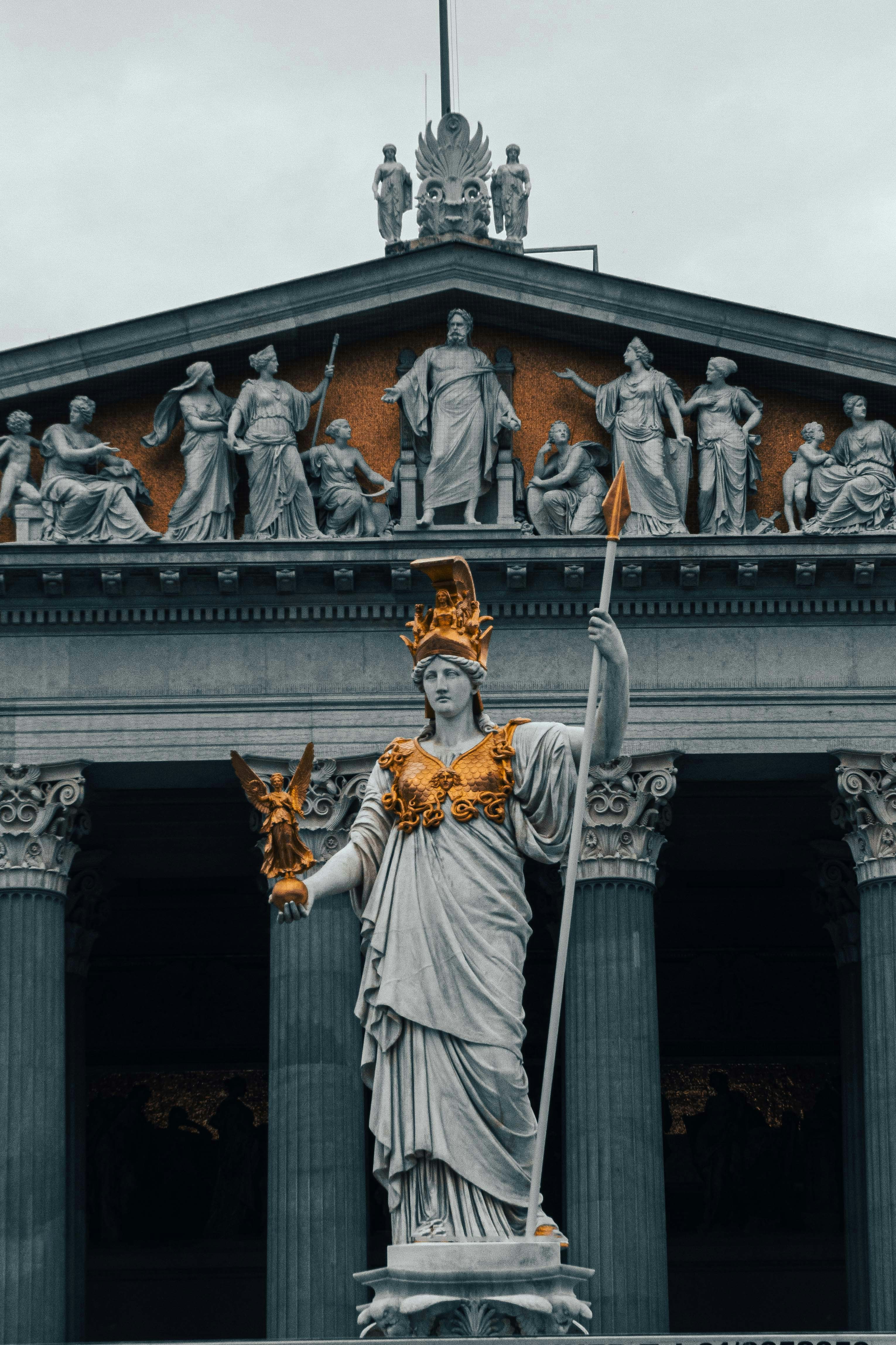 una estatua de una persona que sostiene un bastón y un bastón