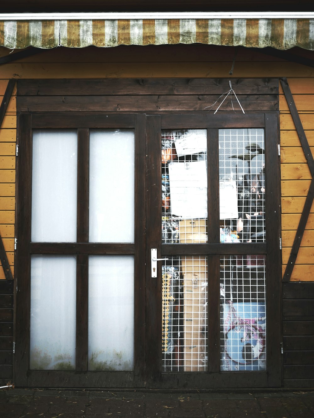 une fenêtre avec des barreaux dessus