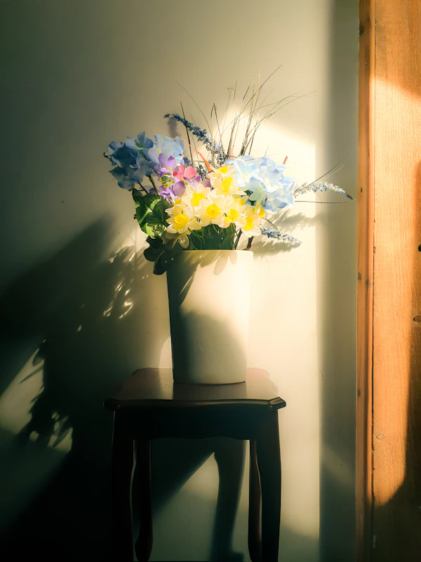 Flores frescas en florero sobre la mesa