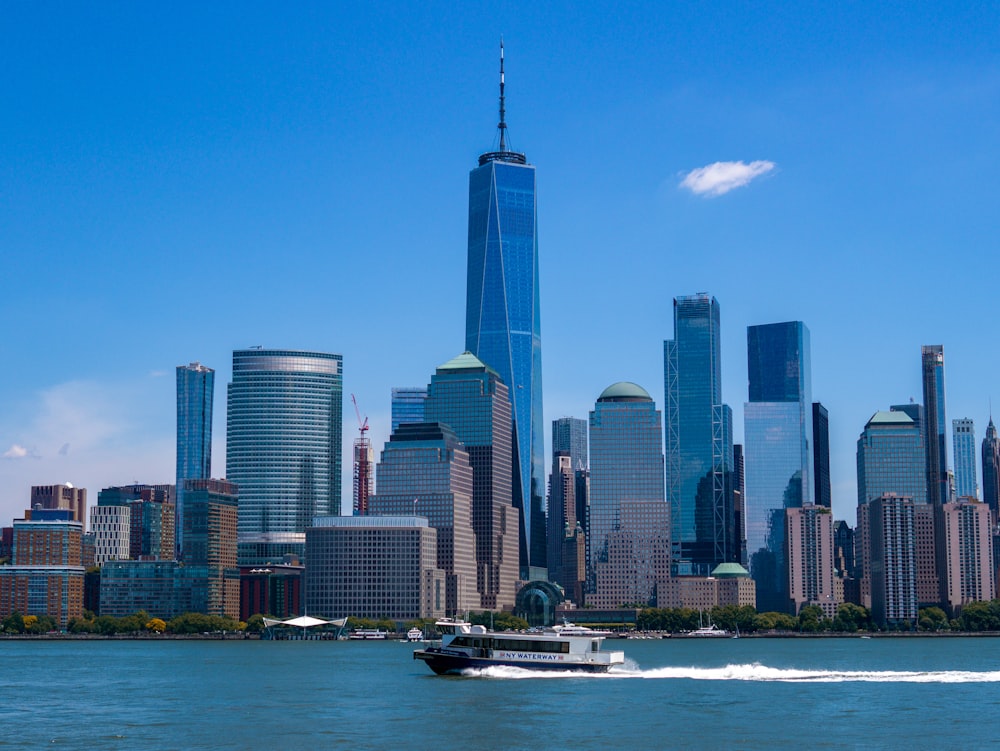 Eine Skyline der Stadt mit einem Boot