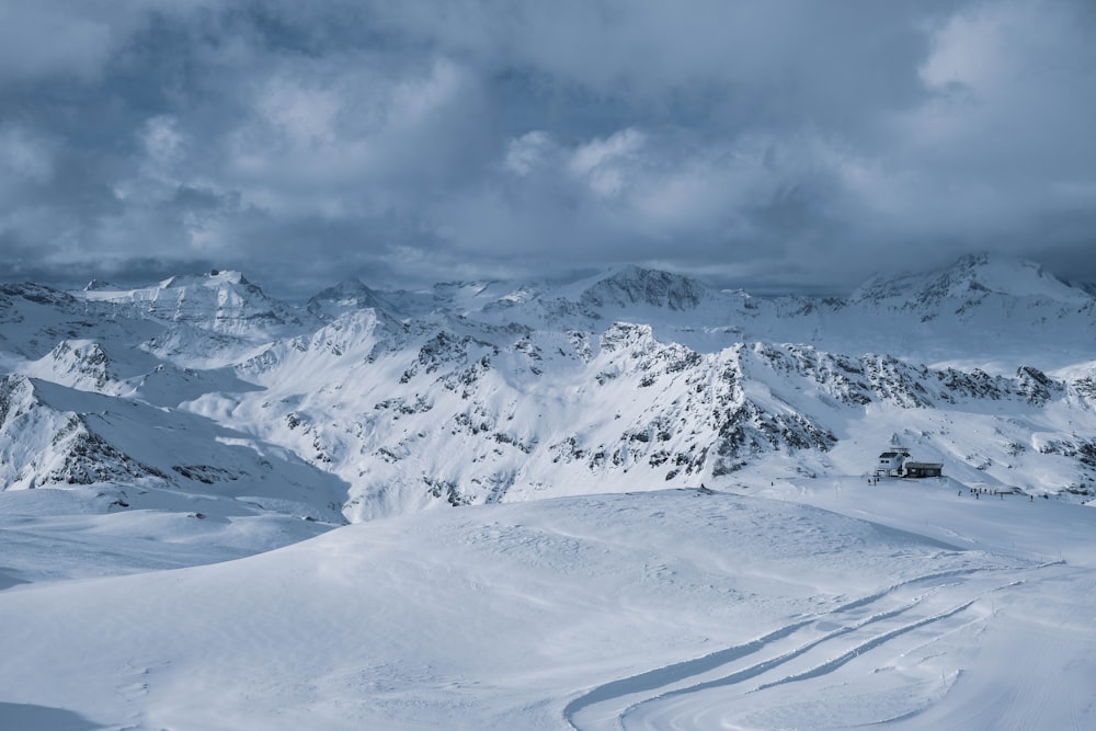 a snowy mountain range