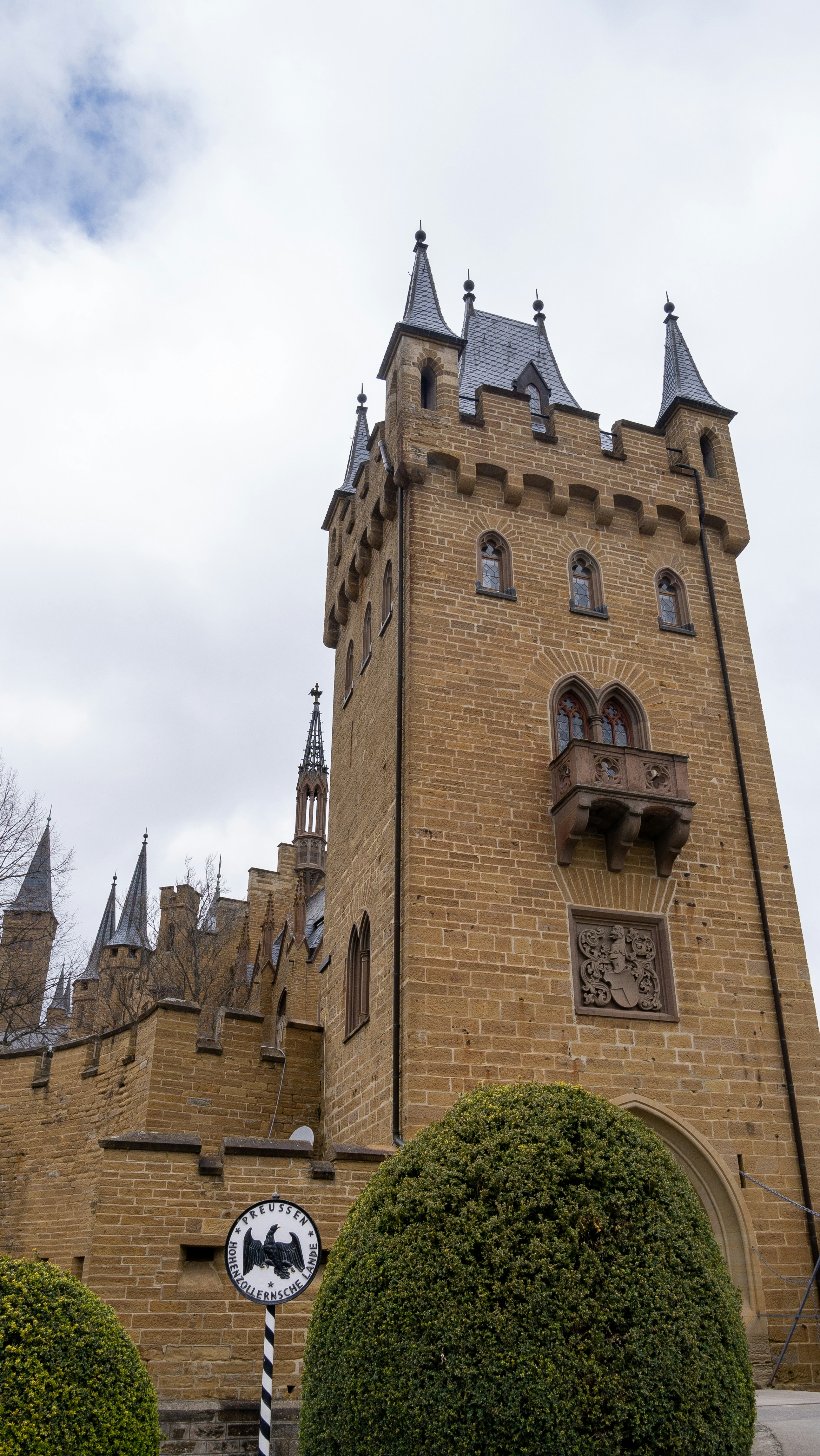 Eine Uhr auf einem Turm eines Gebäudes