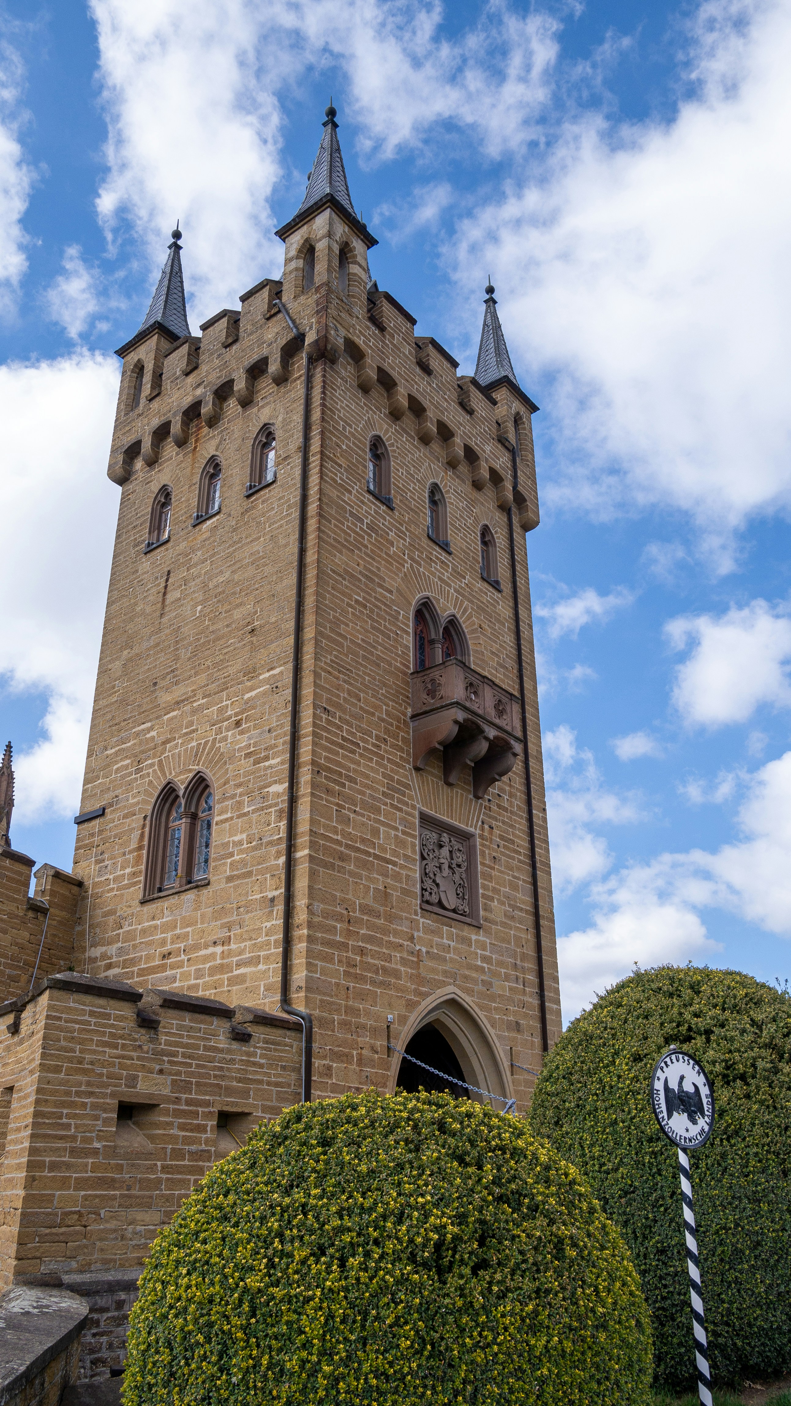 ein großes Backsteingebäude mit einer Uhr