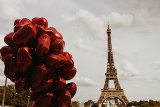 a statue in front of the eiffel tower