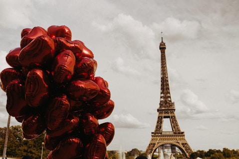 a statue in front of the eiffel tower