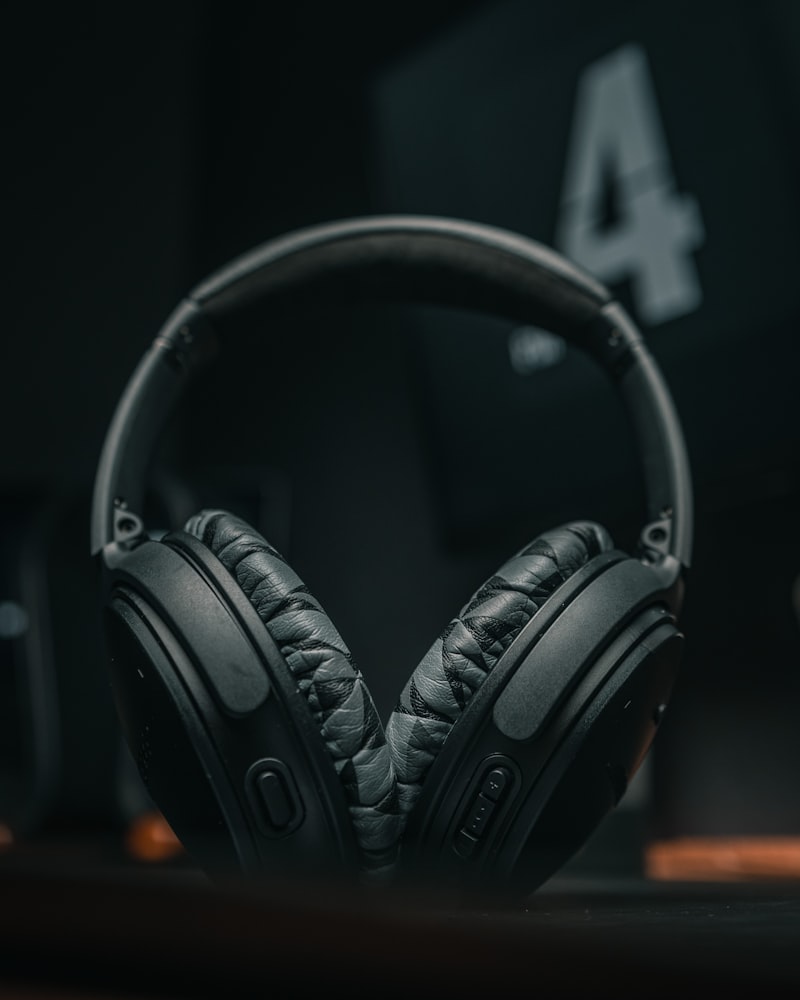 Casque audio élégant sur un fond sombre