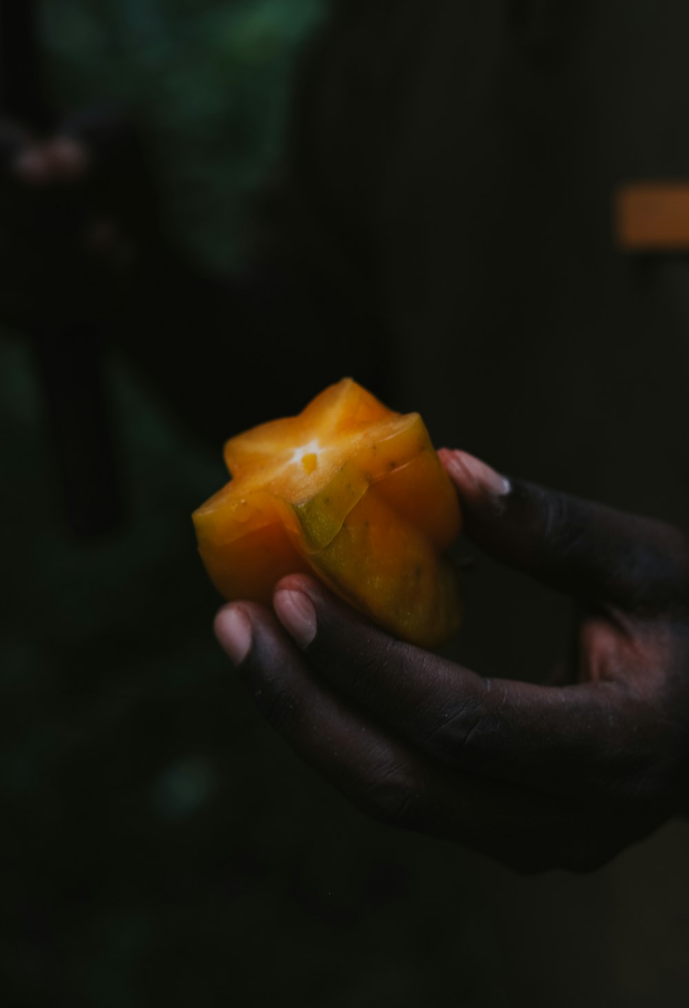 uma mão segurando uma fruta