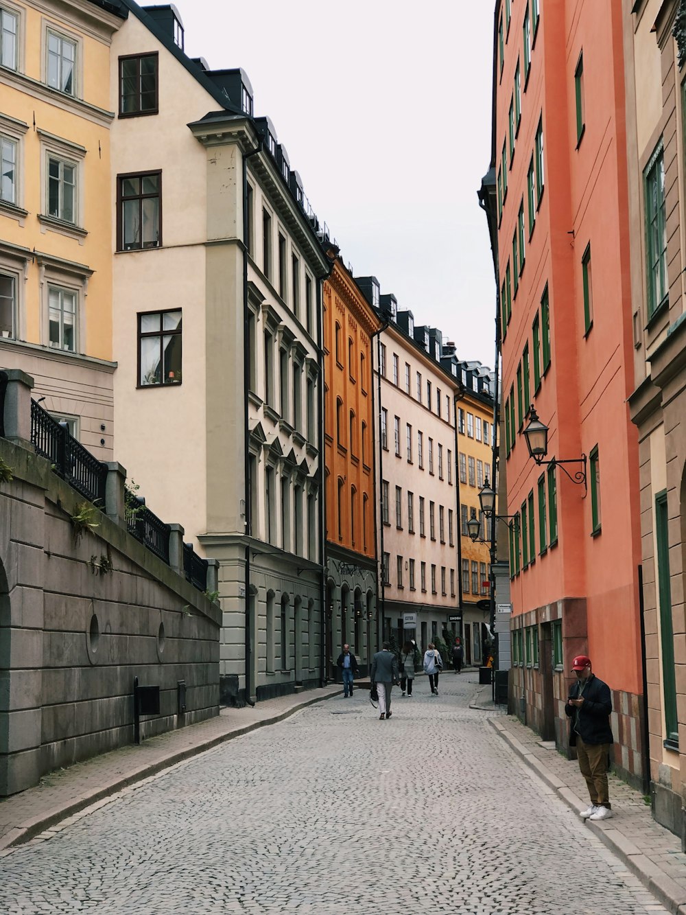 persone che camminano su una strada tra gli edifici