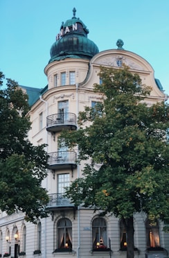 En byggnad med ett torn och träd