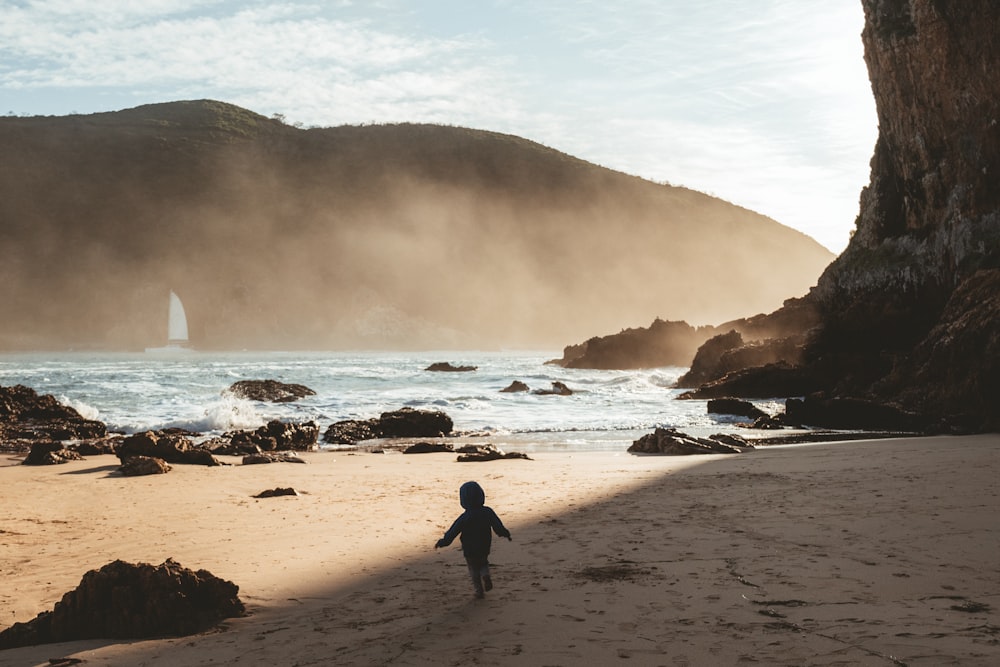 Un niño caminando en una playa