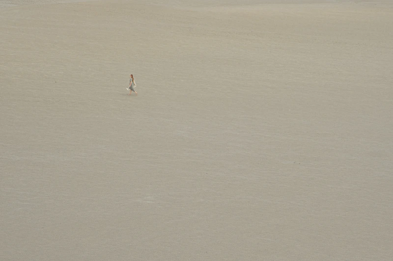 personne marchant dans l'eau