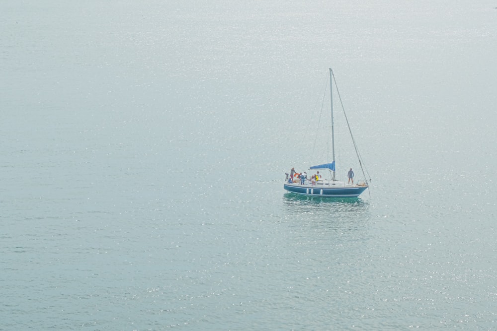 una barca che naviga sull'acqua