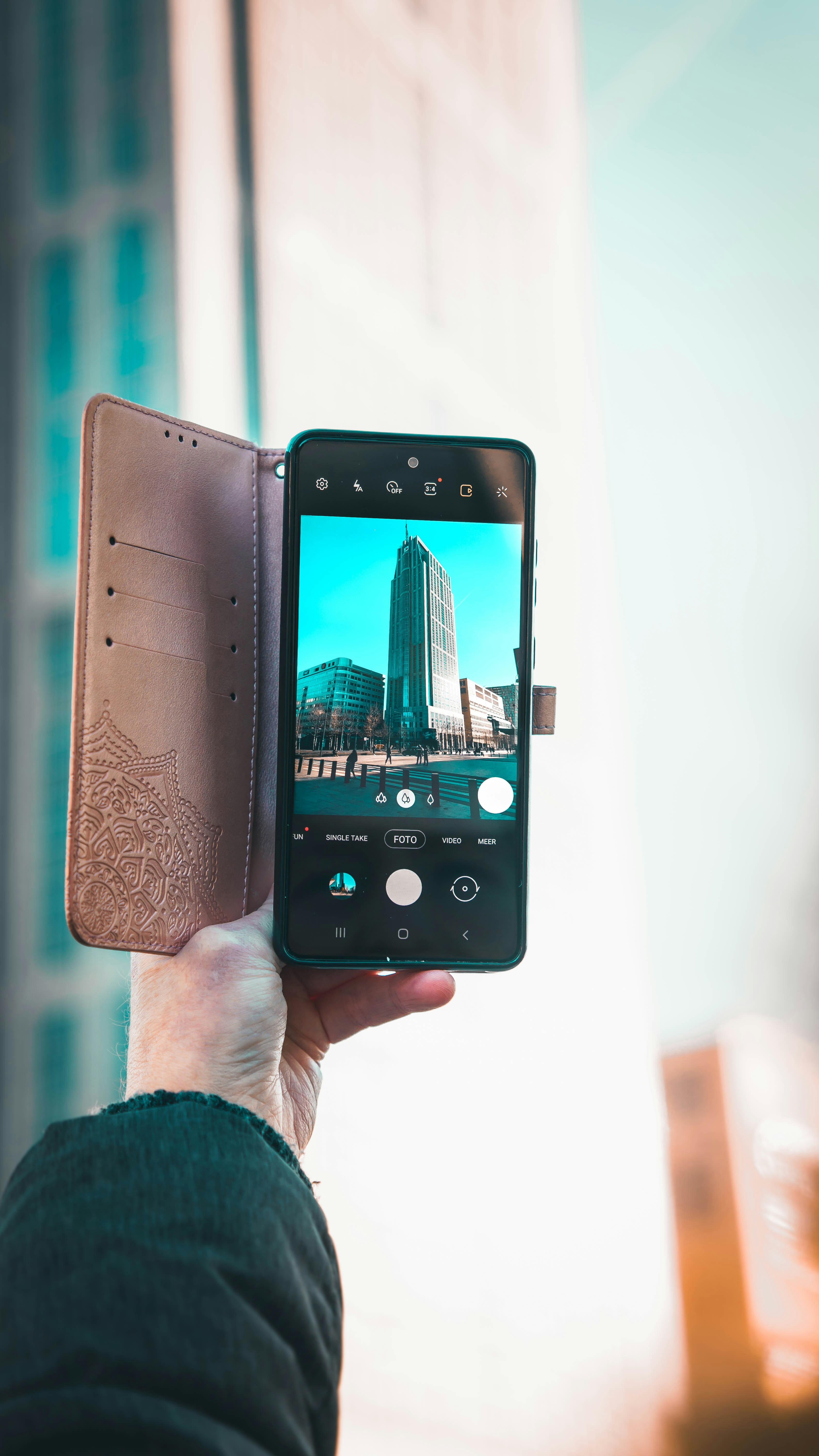 una mano sosteniendo un teléfono