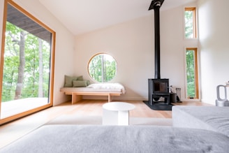 Afkitten van gevelvoegen bij moderne woning