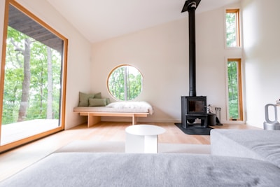 Afkitten van gevelvoegen bij moderne woning