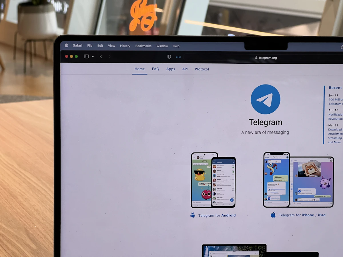 Smartphone mostrando la app de Telegram, utilizada por actores iraníes como canal de distribución de malware.