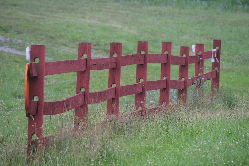 Ein roter Zaun auf einem Feld