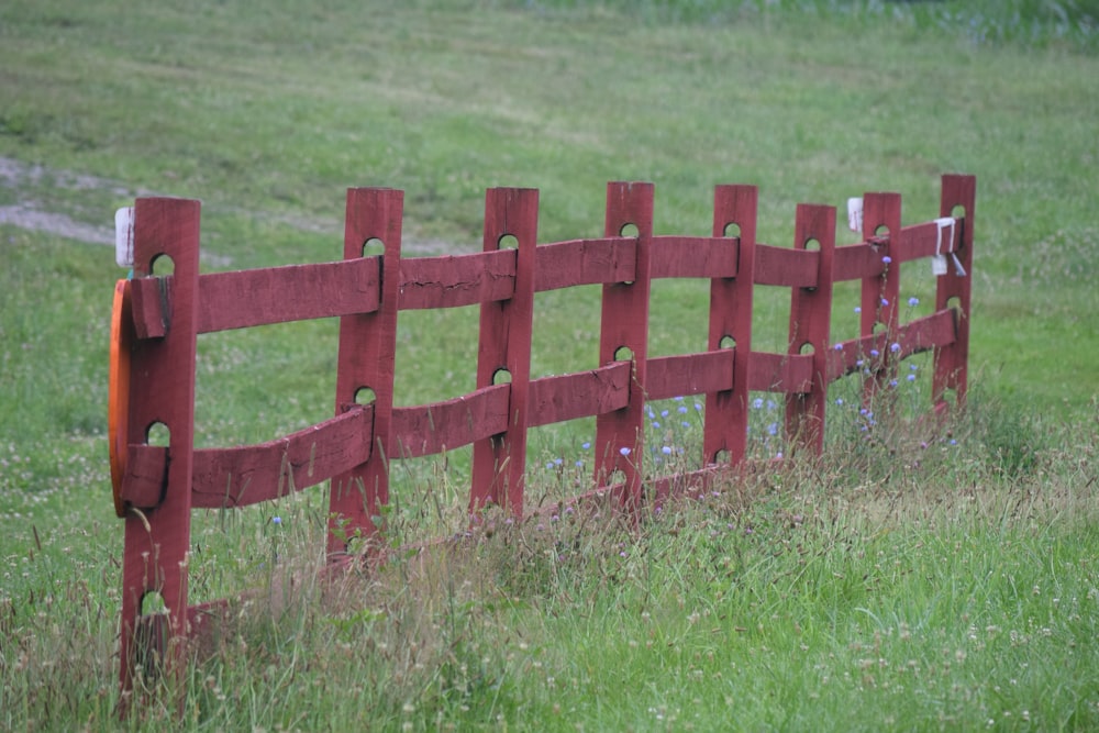 Une clôture rouge dans un champ