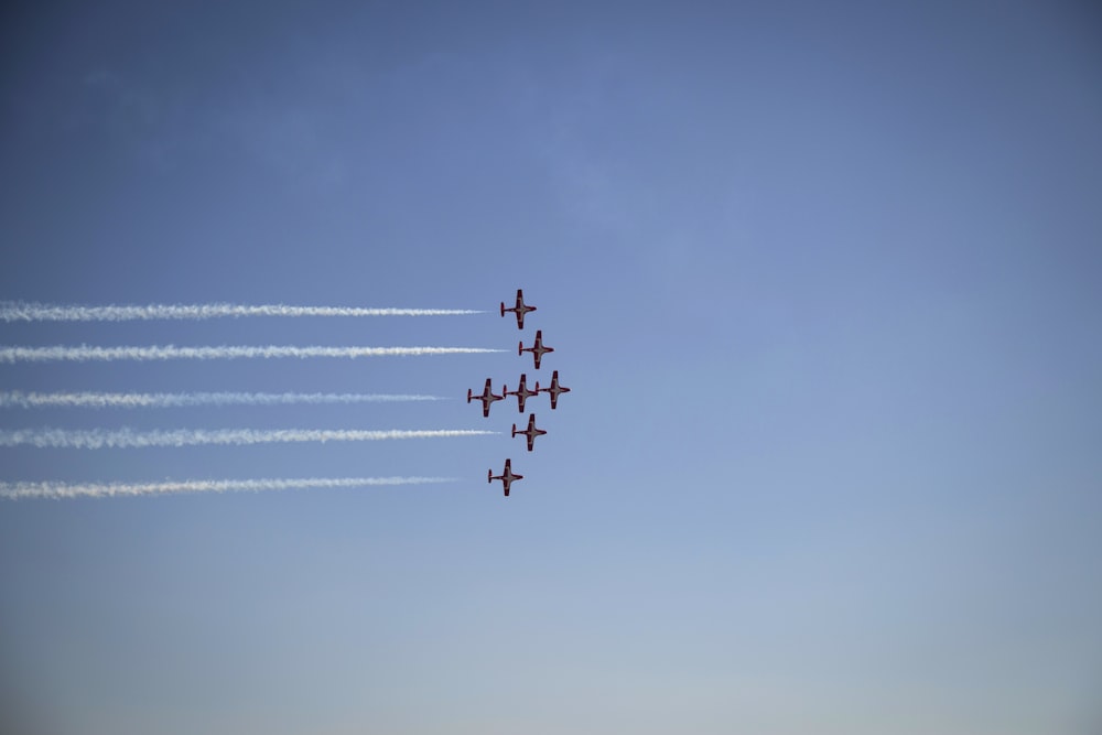 Un groupe d’avions volant dans le ciel