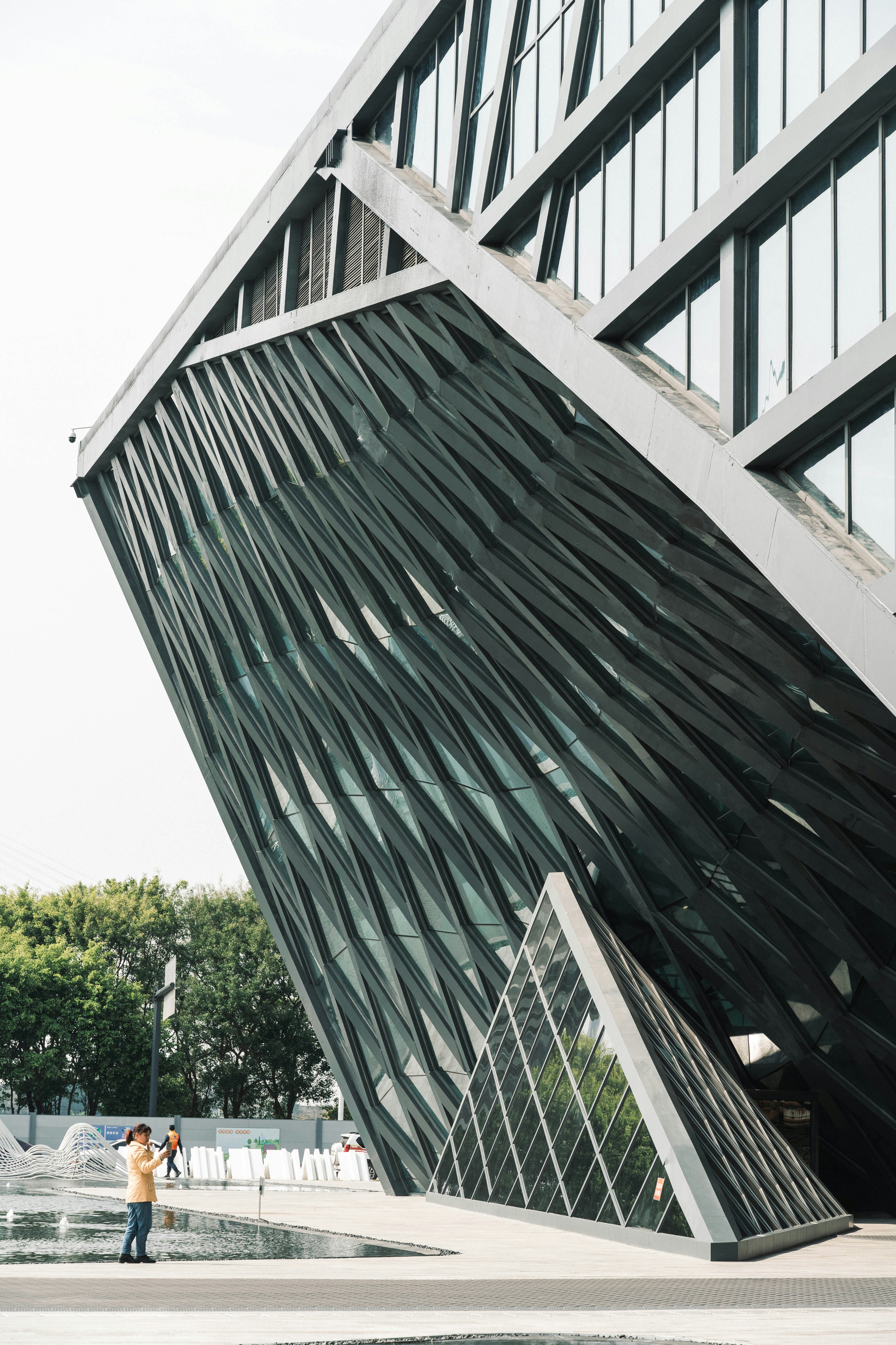 ein Gebäude mit Glasfront