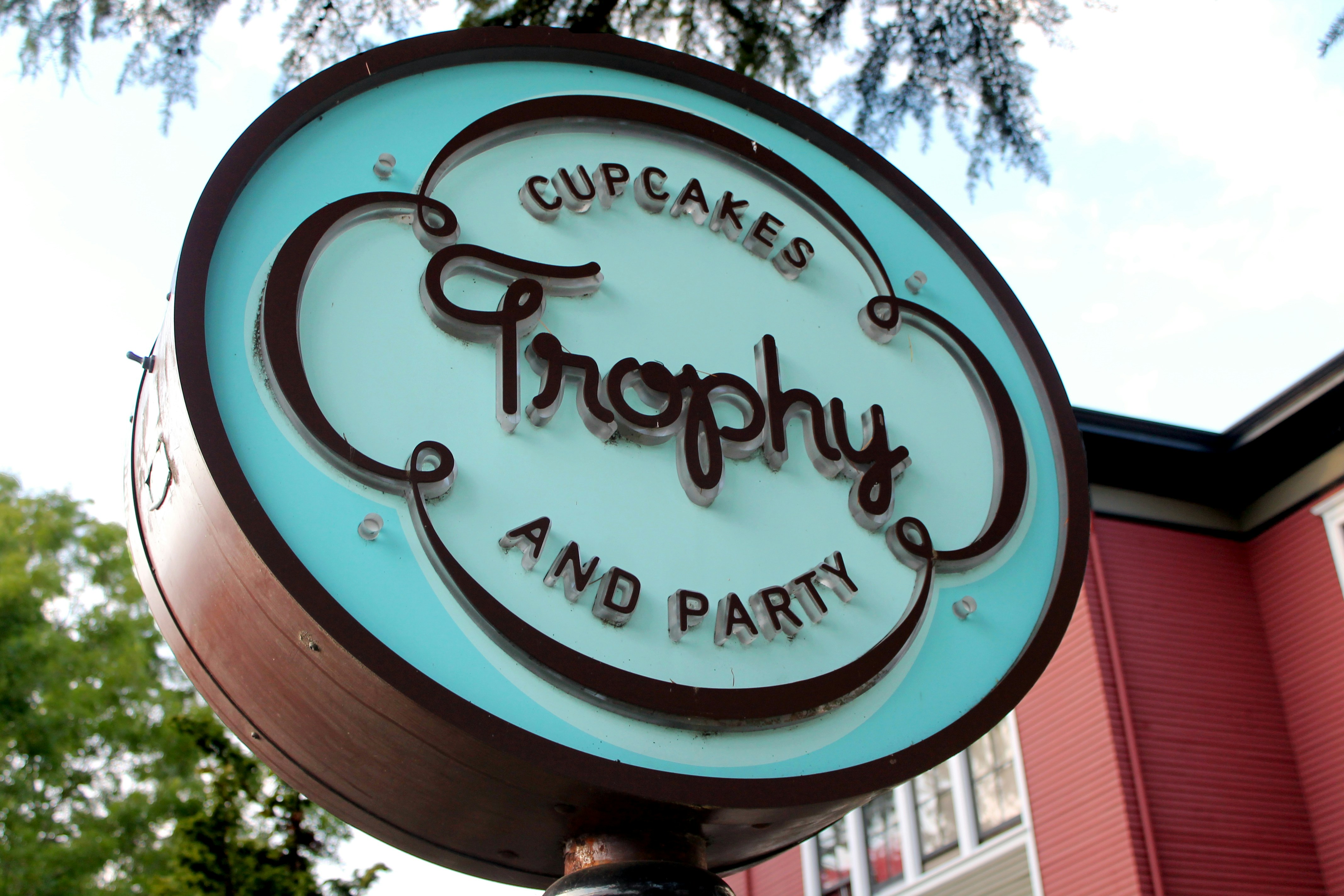 Un letrero en un poste