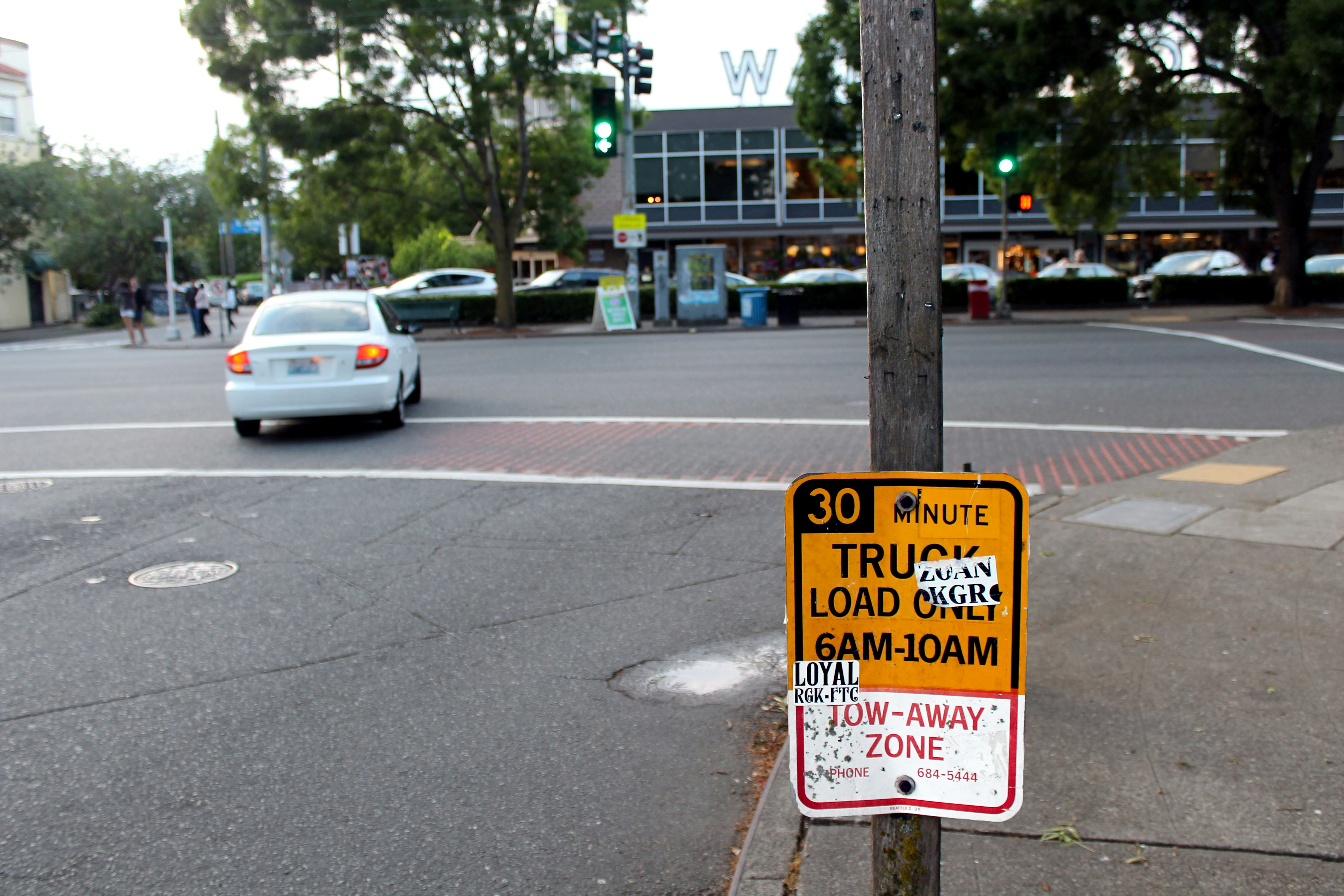 Un letrero en un poste