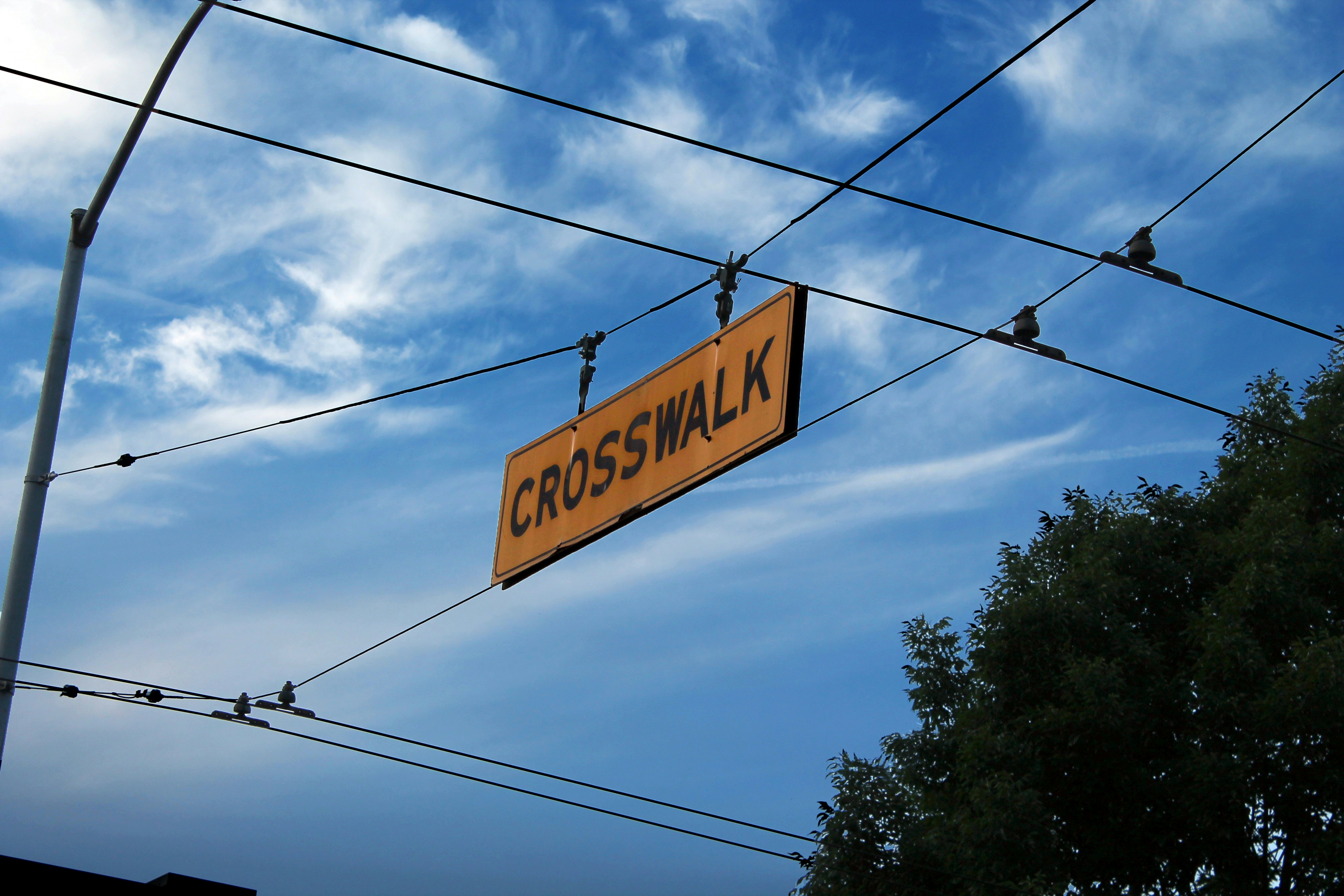 Un letrero en un poste