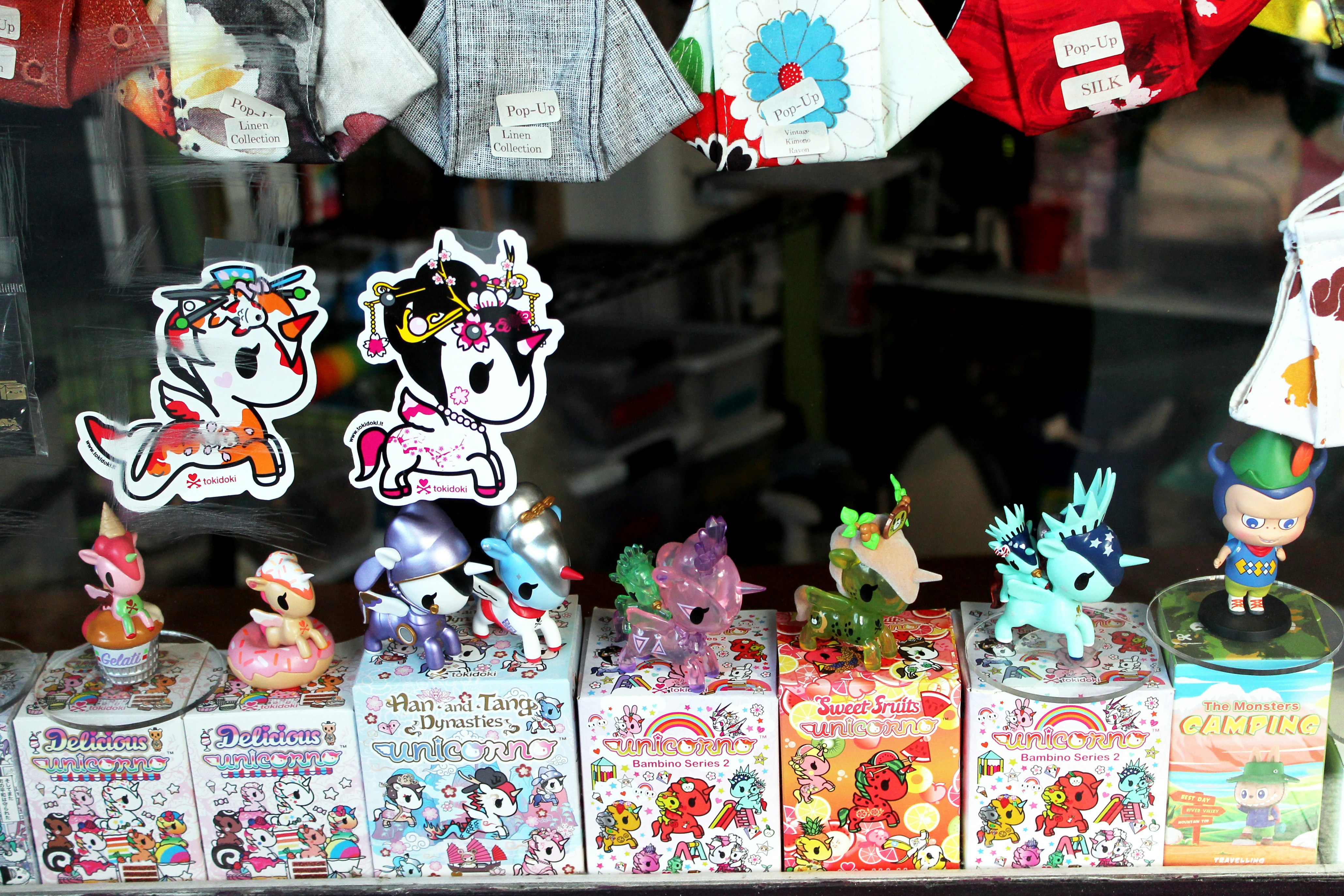 Un grupo de juguetes sobre una mesa