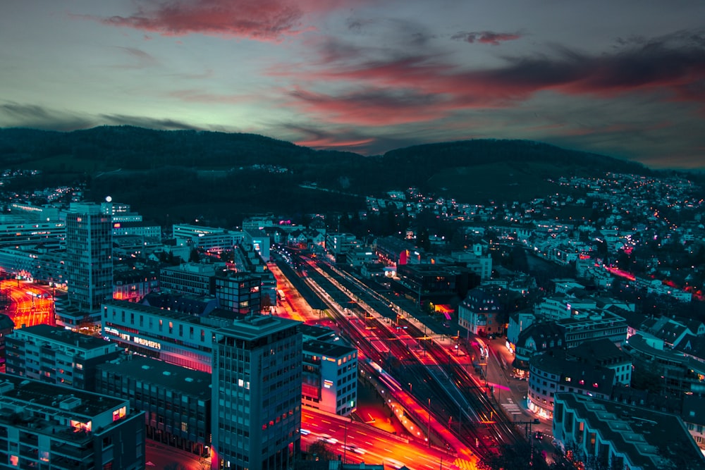 Una ciudad con luces de noche