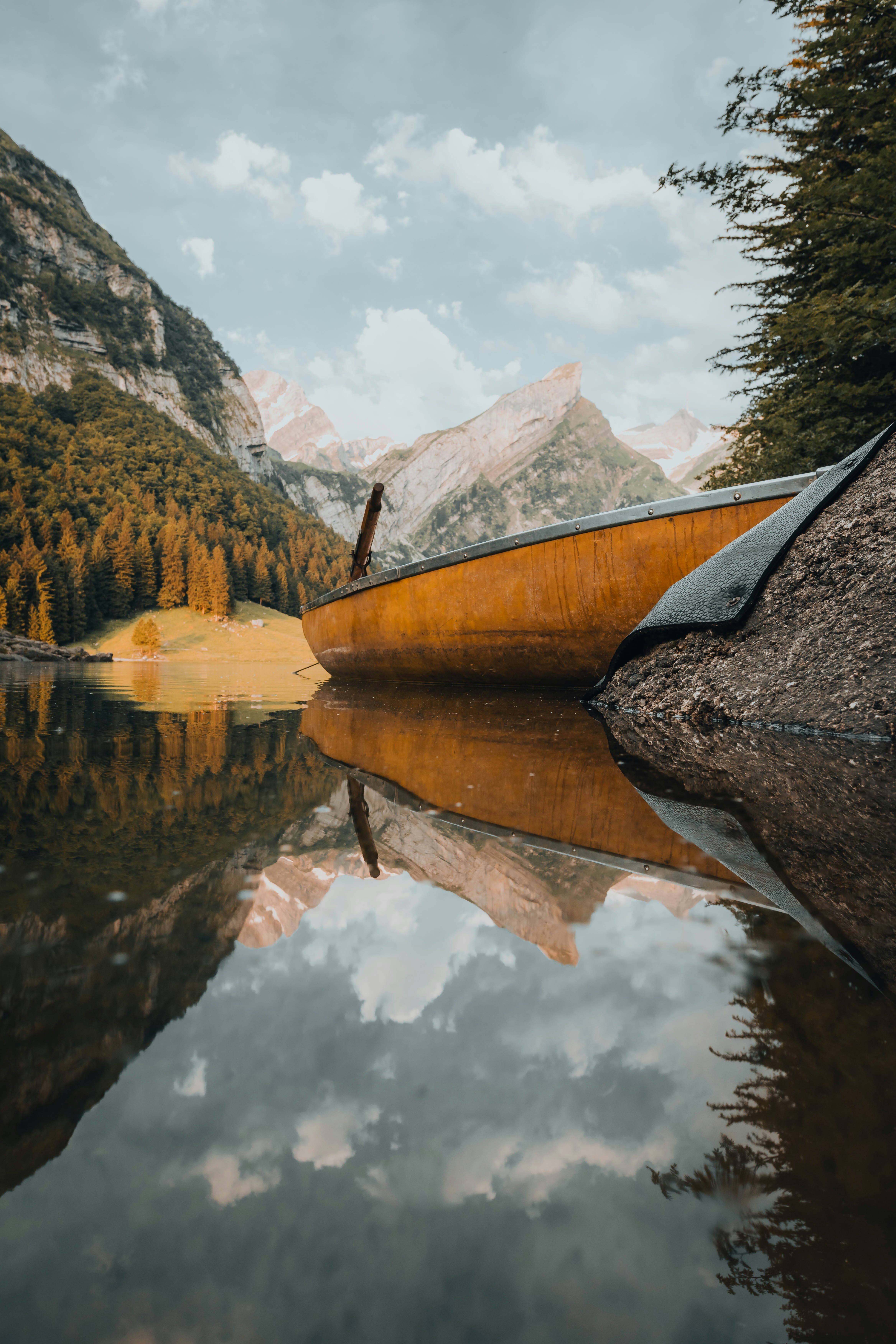 Ein See mit Bergen und Bäumen