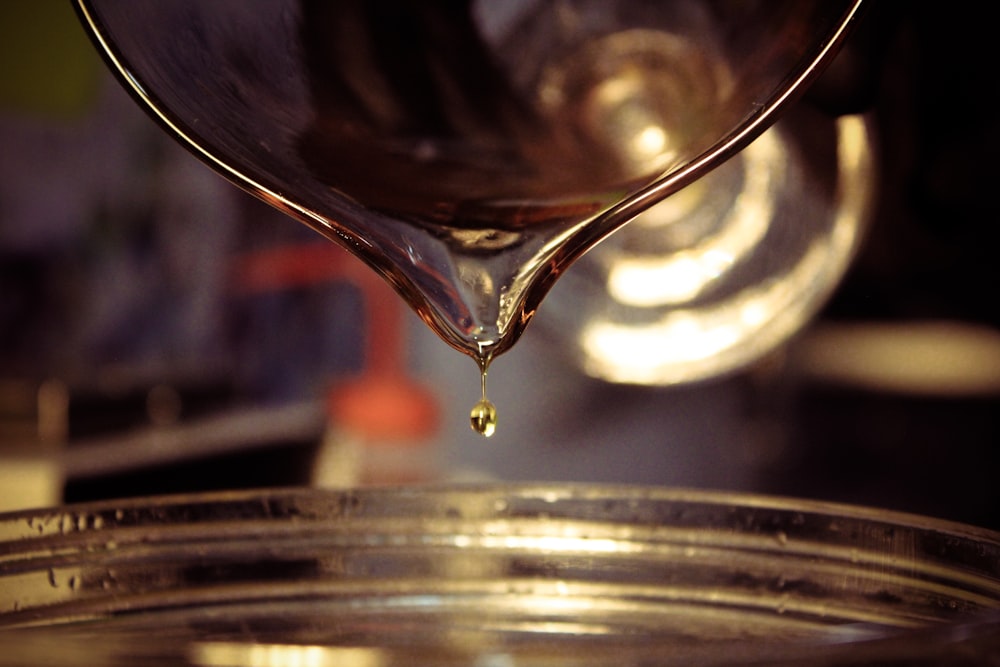 ein Wassertropfen, der in ein Glas Wasser fällt