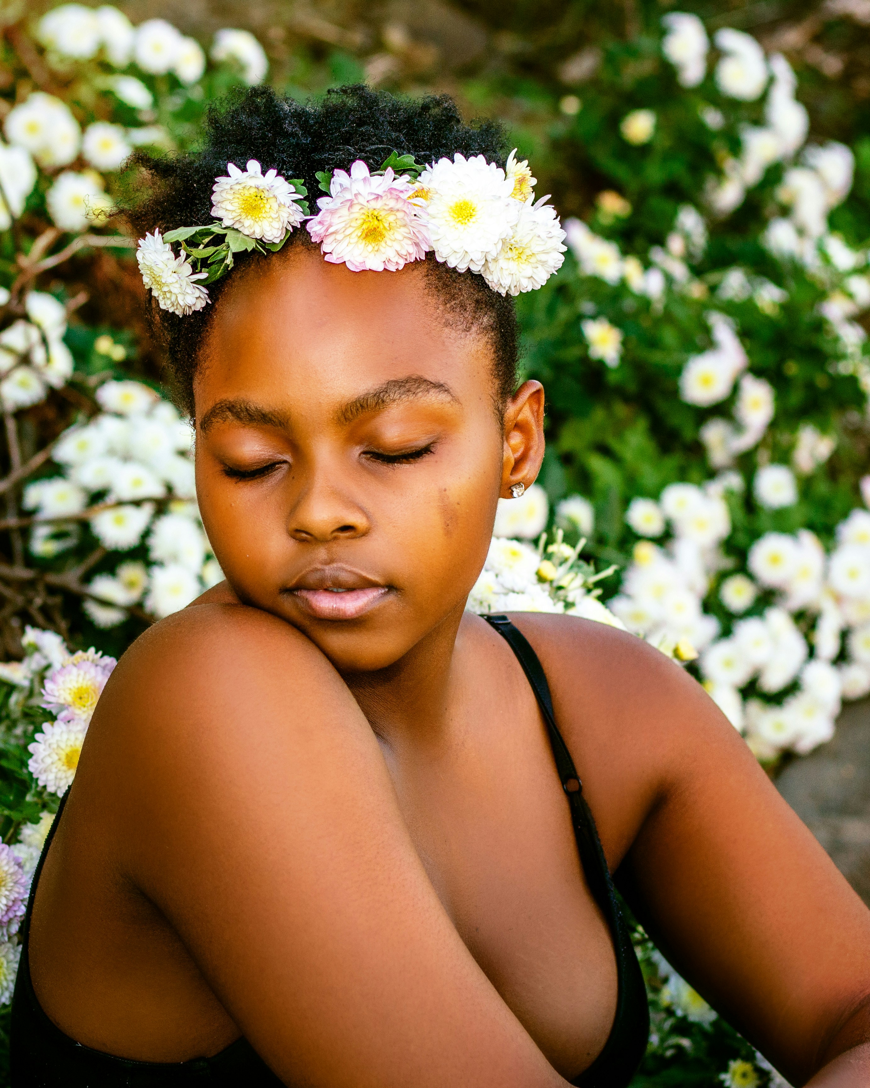 A woman with flowers on her head photo – Free Flower Image on Unsplash