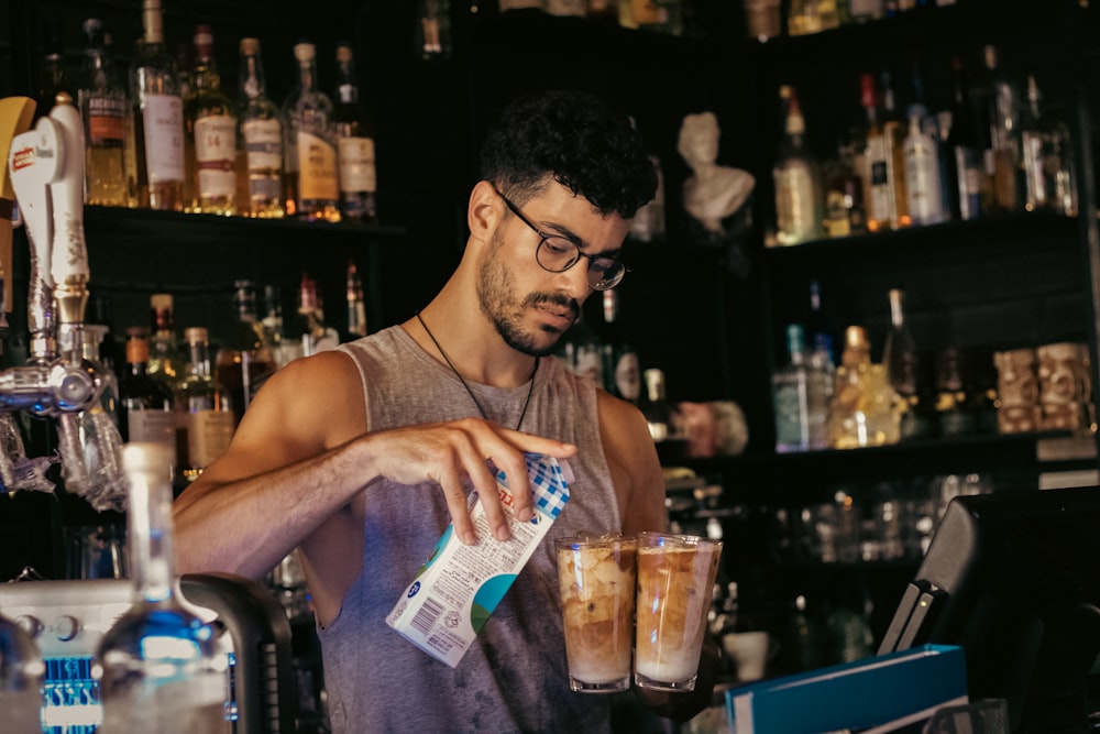 Un hombre sosteniendo una botella de alcohol