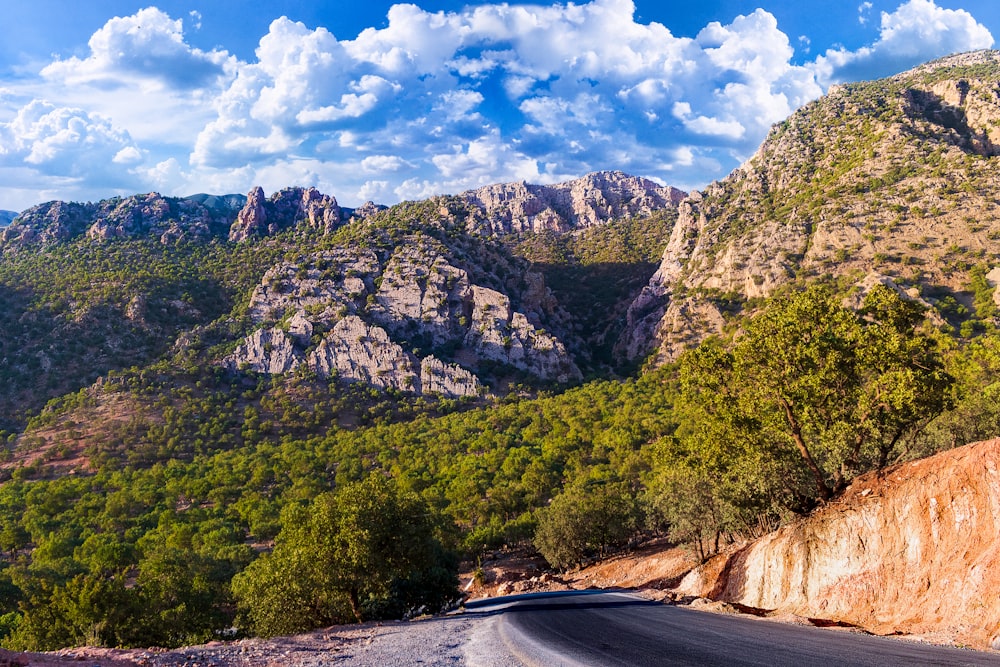 uma estrada que atravessa uma região montanhosa