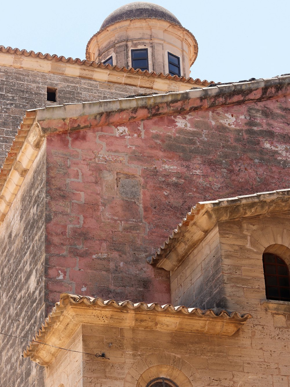 Un edificio con una cupola in cima