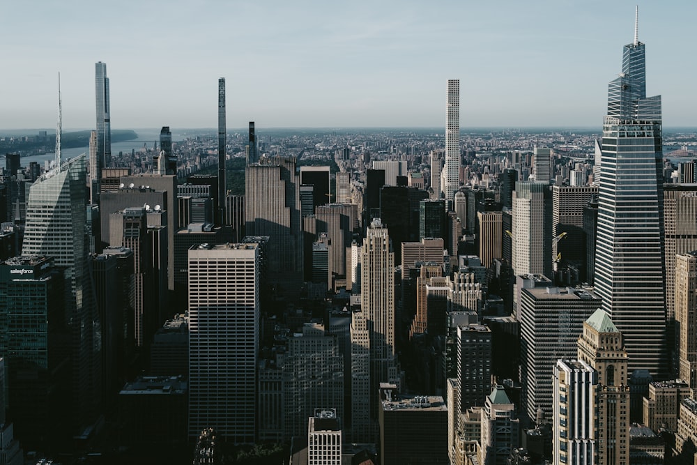 Une ville avec de grands immeubles