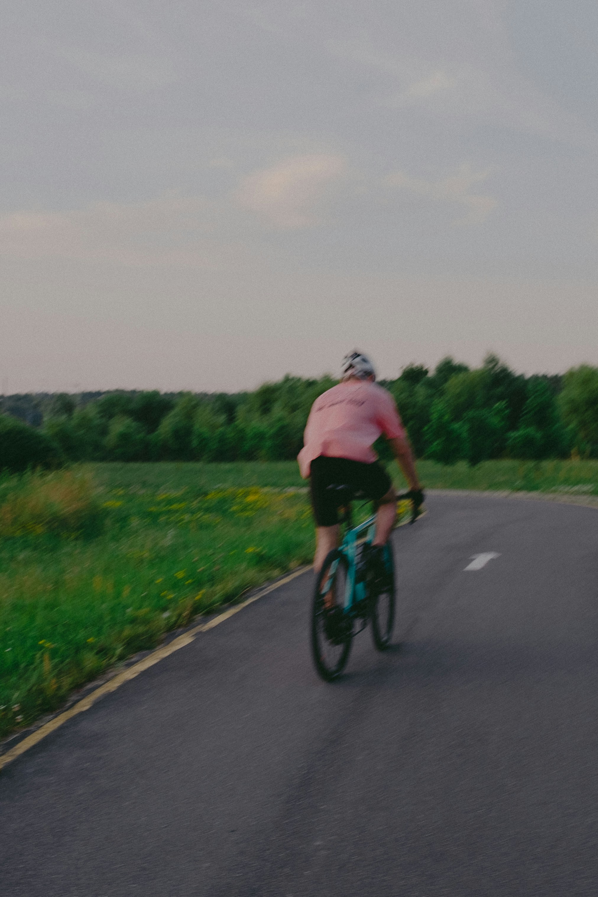 Un hombre montando en bicicleta en una carretera