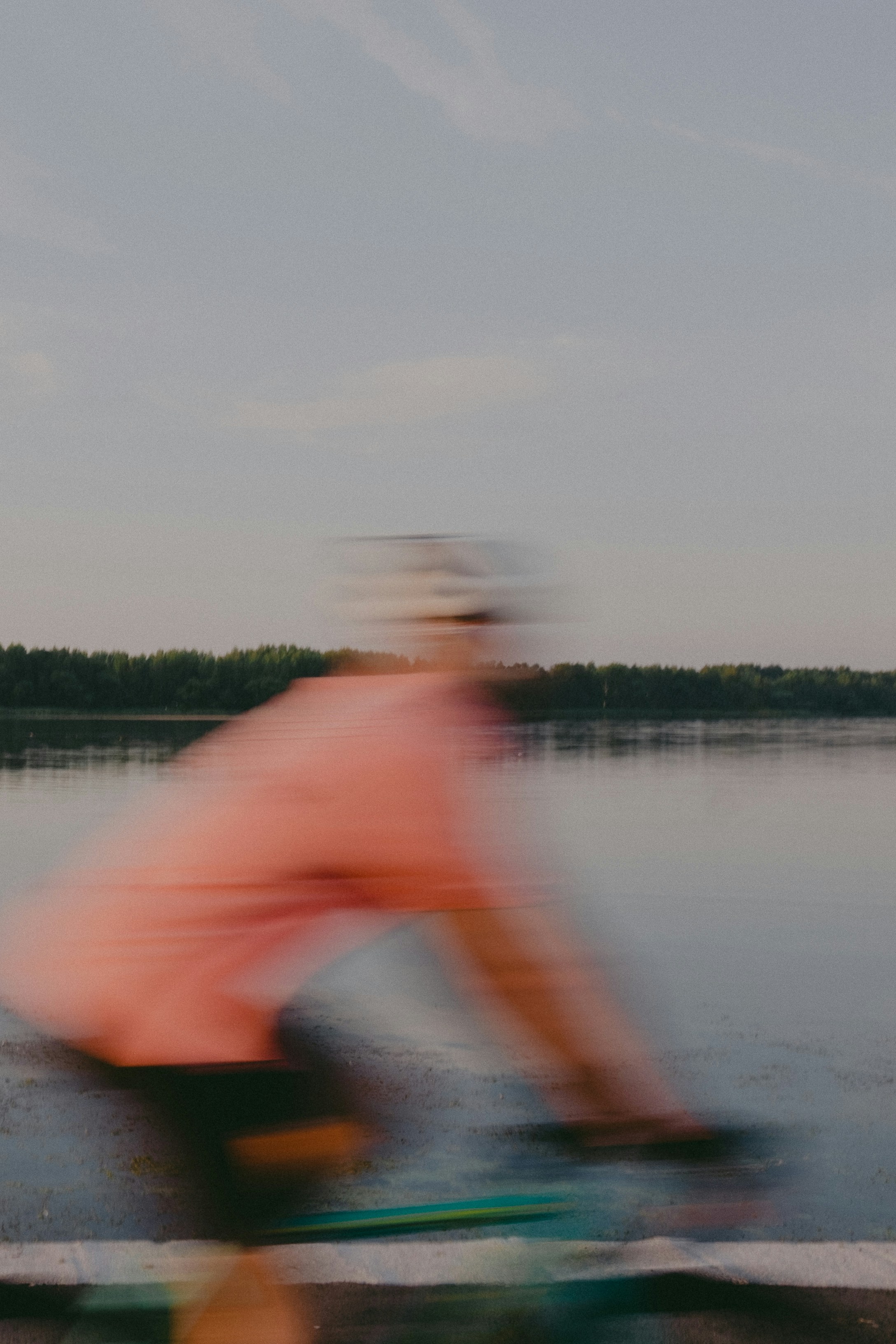 una persona en un cuerpo de agua