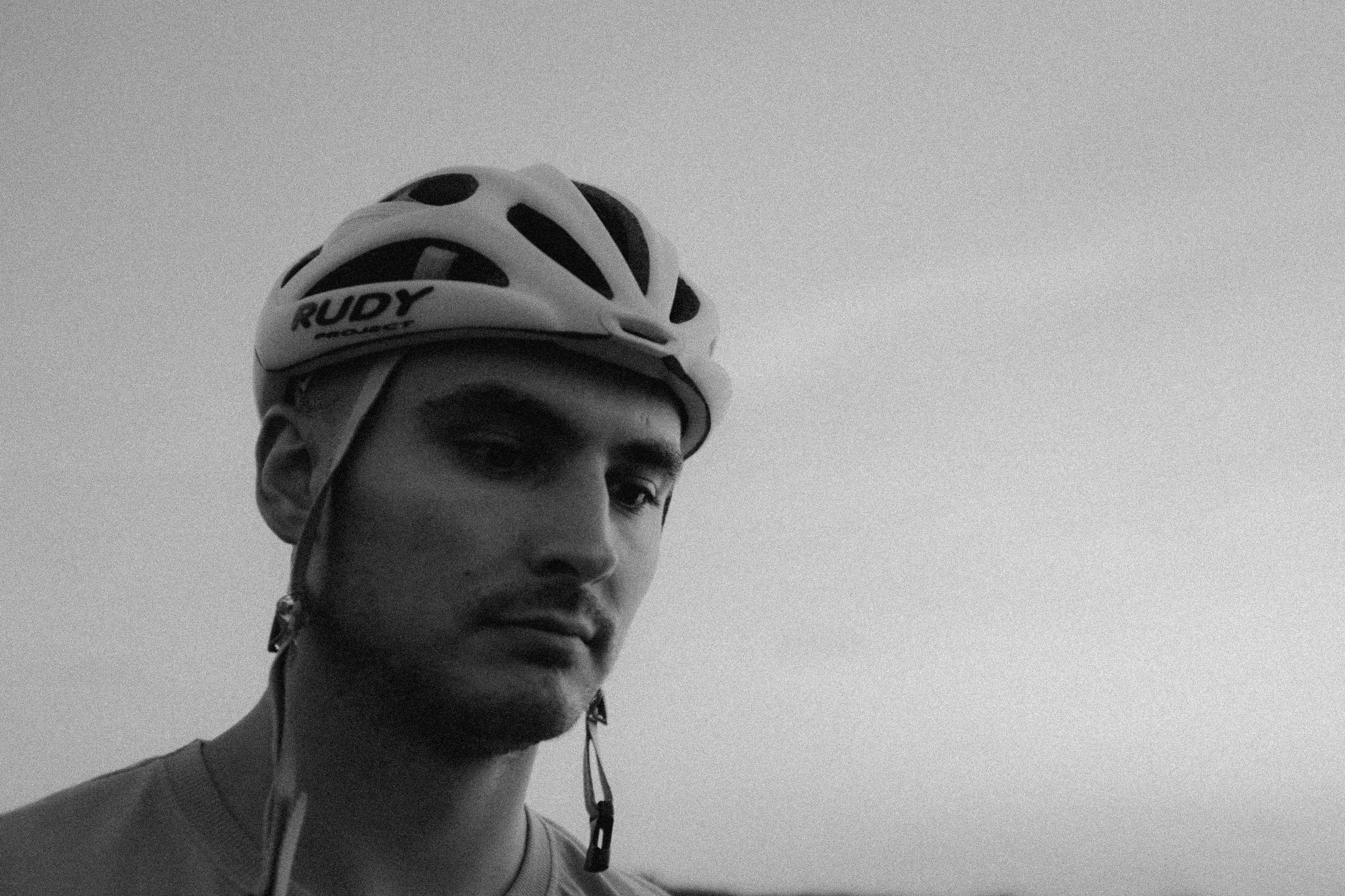 una persona con casco