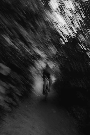Dynamic editable cycling-themed illustration portraying speed through abstract elements
