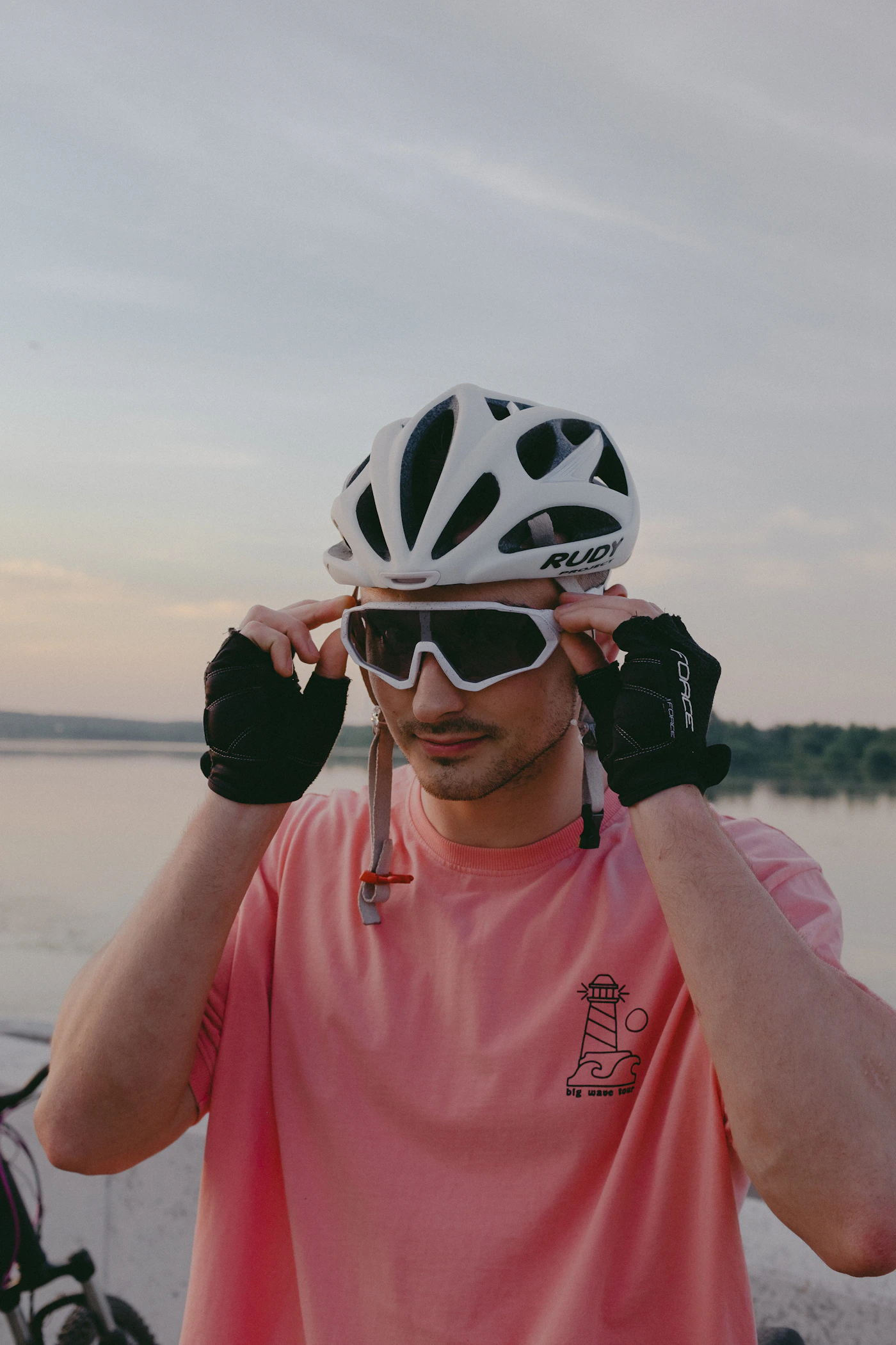 Ciclisti in gruppo su strada con occhiali sportivi