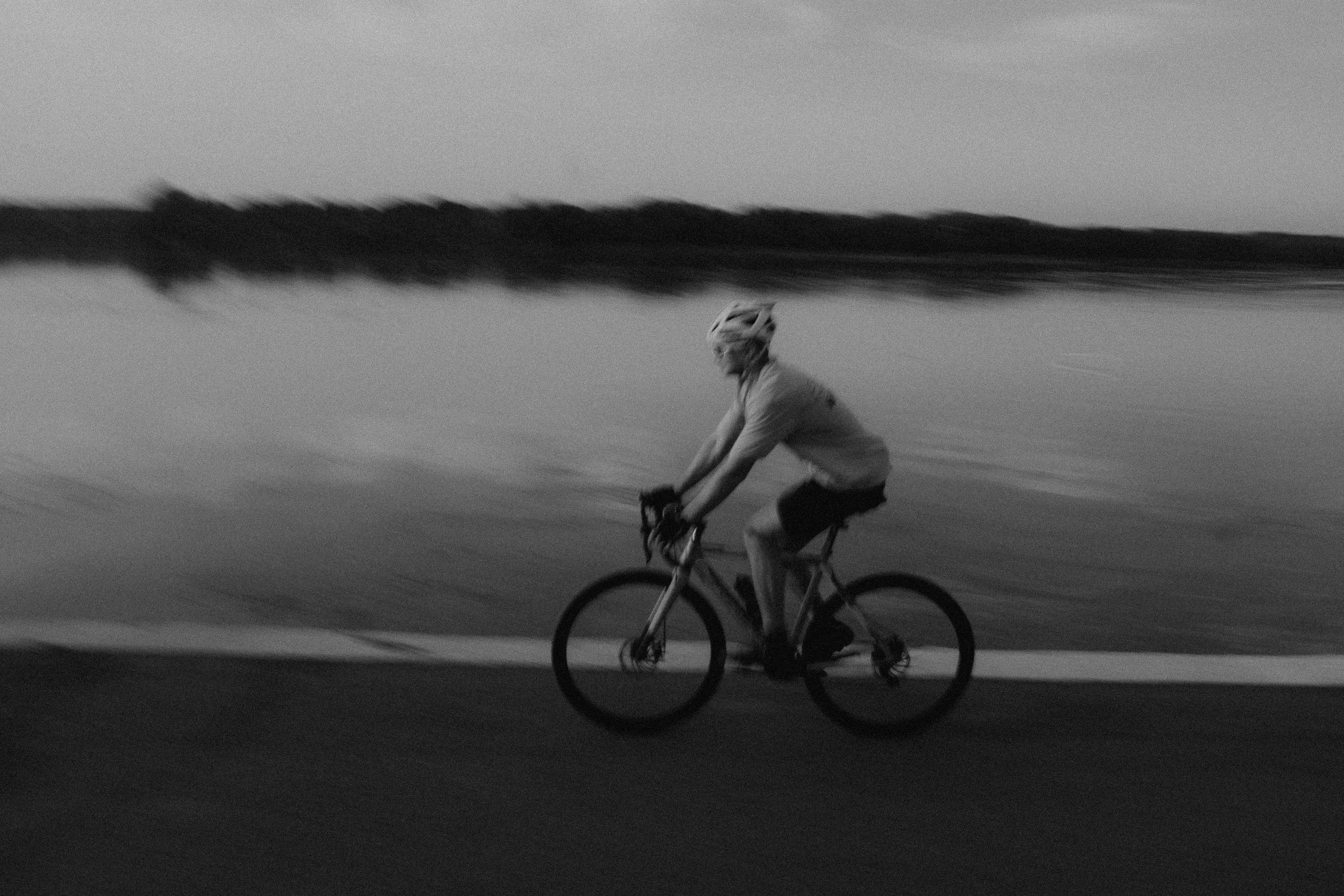 una persona montando en bicicleta en una playa