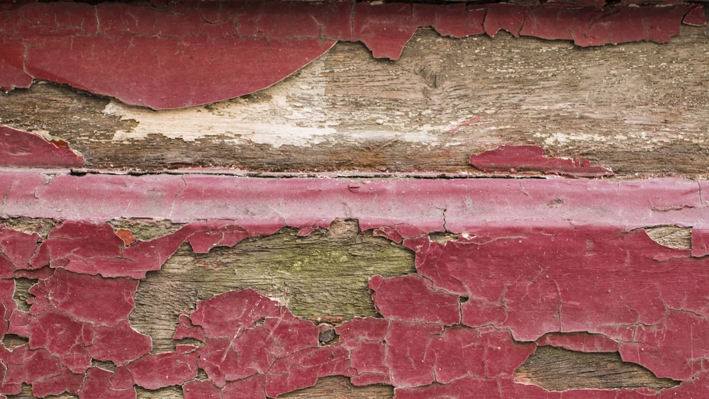 un mur de briques avec un trou